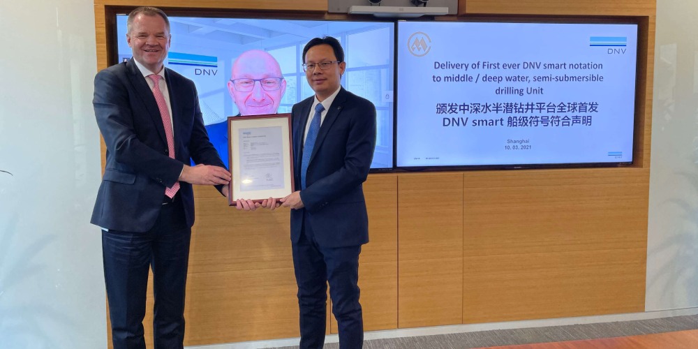 DNV Maritime’s Regional Manager for Greater China, Norbert Kray, presents the Smart notation compliance certificate to Mei Xianzhi, General Manager of China Merchant Heavy Industry (Jiangsu)