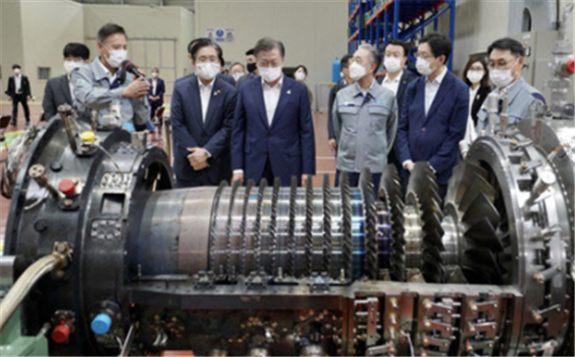 South Korean President Moon Jae-in visits Doosan Heavy Industries & Construction’s gas turbine component manufacturing plant in November last year.