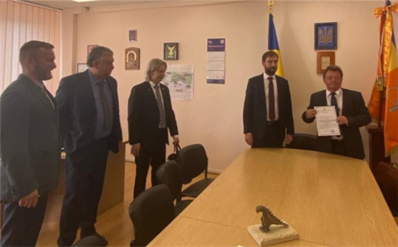 ChNPP Acting Director General Valeriy Seyda was presented with the fuel transfer permit by SNRIU head Hryhorii Plachkov on 21 May (Image: SNRIU)