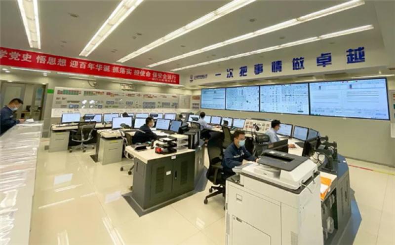 Workers in the control room of Tianwan 6 (Image: CNNC)