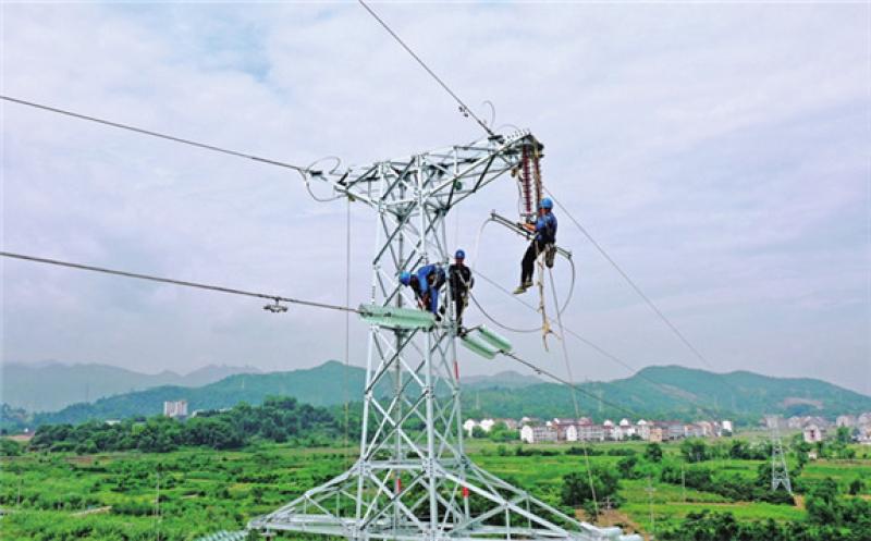 Electricians work on power lines in Xianju county, Taizhou, East China's Zhejiang Province on Wednesday. The local electric power service provider in Taizhou is renovating transmission lines running through all towns under Xianju county so as to ensure electricity supplies for everyday life and production. Photo: cnsphoto