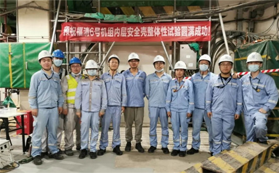 Workers mark the completion of the containment integrity tests at Fuqing 6 (Image: CNPE)