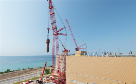 The first steam generator is lifted from Bruce 6's reactor building (Image: Bruce Power)