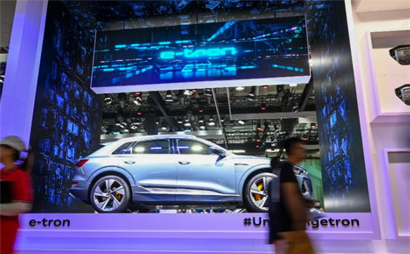 People visit the 18th China (Changchun) International Auto Expo in Changchun, capital of northeast China's Jilin Province, July 9, 2021. The ten-day expo kicked off here on Friday. (Xinhua/Yan Linyun)