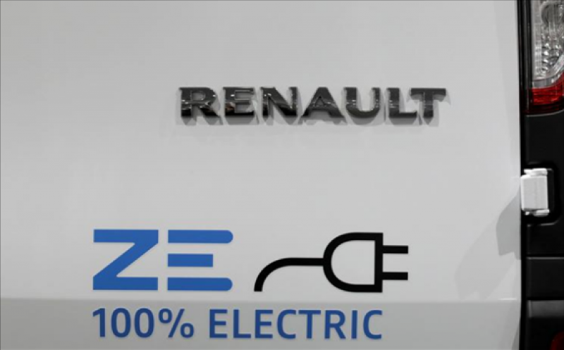 FILE PHOTO: A 100% Electric logo is seen on a Renault Kangoo ZE electric utility vehicle at a Renault automobile dealership in Cagnes-Sur-Mer, France, October 22, 2020. REUTERS/Eric Gaillard/File Photo