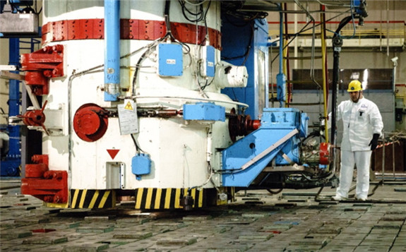 A worker operates the fuel handling machine on top of the Leningrad 1 reactor core (Image: Rosatom)