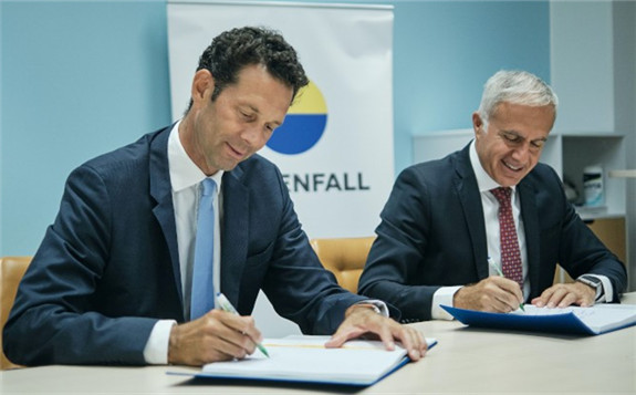 Christopher Eckerberg of Vattenfall and Aziz Dag of Westinghouse sign the contract (Image: Vattenfall)