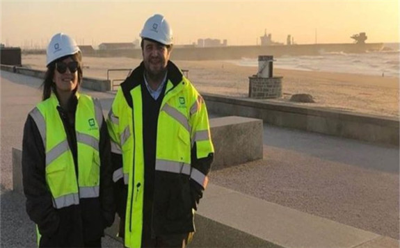 Eco Wave Power’s Founder And CEO, Inna Braverman, with Luis Cunha- Head of Electrical and Mechanical Division of APDL, during a visit at APDL’s breakwaters in Portugal. Image credit: Eco Wave Power