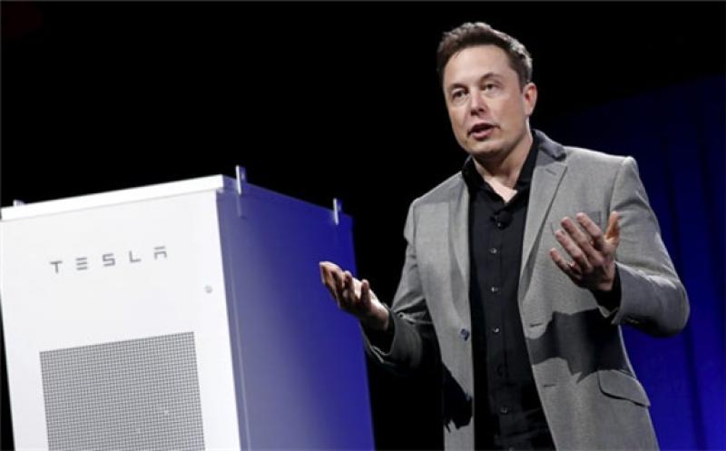 Tesla Motors CEO Elon Musk reveals a Tesla Energy battery for businesses and utility companies during an event in Hawthorne, Calif., April 30, 2015. Patrick T. Fallon | Reuters