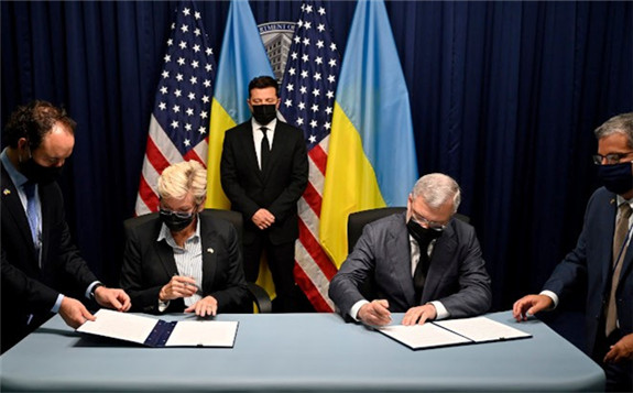 Jennifer Granholm and Herman Galushchenko sign to increase US-Ukrainian cooperation in Washington DC in the presence of Ukrainian president Volodymyr Zelensky (Image: DOE)