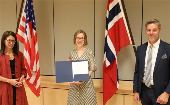 L-R: Sharon Hudson-Dean, Chargé d'affaires for the US Embassy in Oslo, Iselin Nybø and IFE CEO Nils Morten Huseby at the signing ceremony (Image: NND)