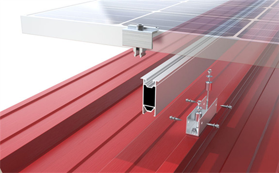 The carrier rail is connected directly to the purlin below with self-drilling support screws.  Image: Aerocompact