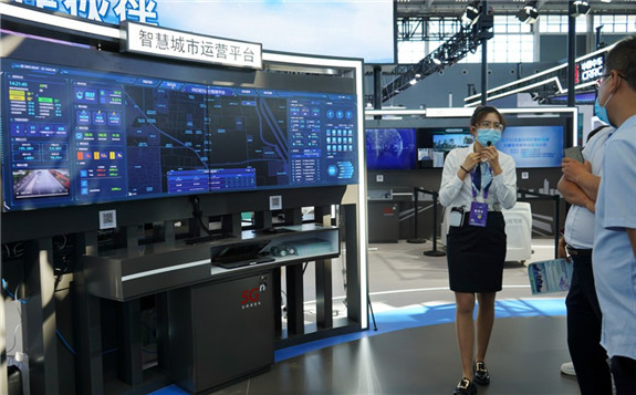A staff member introduces a smart platform for city operation at the China International Digital Economy Expo 2021 in Shijiazhuang, north China's Hebei Province, Sept. 7, 2021. (Xinhua/Jin Haoyuan)