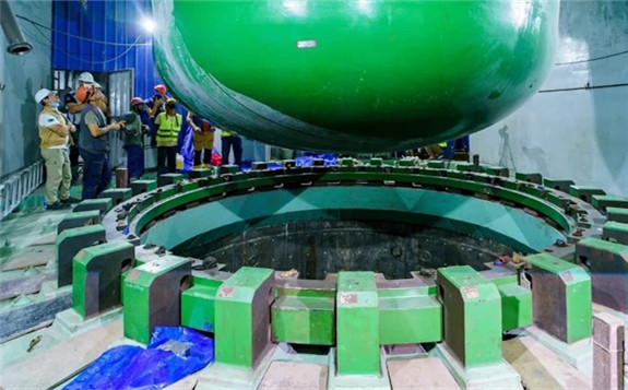  Roopur 1's reactor pressure vessel is maneuvered into position (Image: Rosatom)