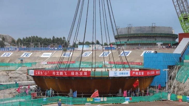  The component is put in place on the foundation plate (Image: CNNC)