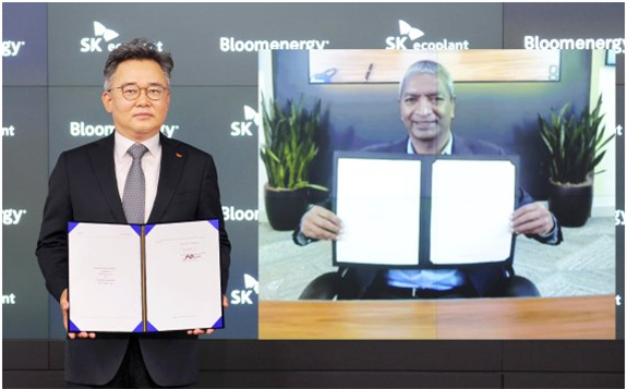 SK Ecoplant CEO Park Kyung-il (left) poses for a photo with Bloom Energy founder and CEO KR Sridhar (on the video) after signing an agreement on Oct. 24.