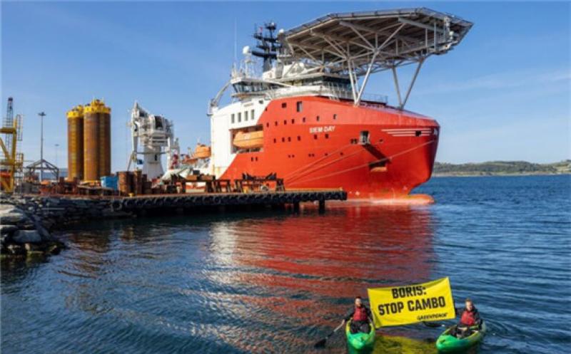 Greenpeace Norway activists in kayaks confront Siem Day loading drilling infrastructure for the Cambo oilfield in August.