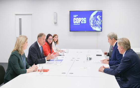 Klaus Iohannis and John Kerry meeting on the sidelines of COP26 (Image: presidency.ro)