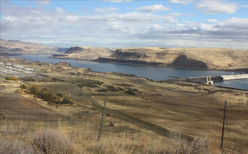 A view of the site for the proposed lower reservoir on the Columbia River that will be part of the Free Flow Power Project 101. The closed-loop water storage system will generate power, feeding into the nearby electrical grid at John Day Dam. (John Stang for Crosscut) Credit: John Stang / Crosscut