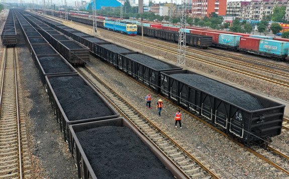 Aerial photo taken on July 9, 2019 shows China Railway Taiyuan Group Co., Ltd. inspectors patrolling on the Datong section of the Daqin Railway in Datong, north China's Shanxi Province. [Photo/Xinhua]
