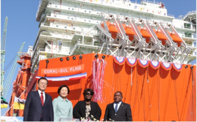 Korean President Moon Jae-in (far left) and first lady Kim Jung-sook (second from left) pose for a photo with Mozambique President Filipe Nyusi (far right) and first lady Isaura Nyusi in the christening ceremony for a floating liquefied natural gas (FLNG) facility at Samsung Heavy Industries' Geoje Shipyard in South Gyeongsang Province