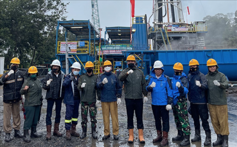 Drilling rig and team at site of Dieng 2 project, Central Java (source: PT Geo Dipa)