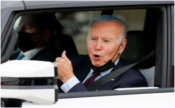 U.S. President Joe Biden test drives an electric vehicle during his visit to a GM plant in Detroit on Nov. 17 (U.S. local time)