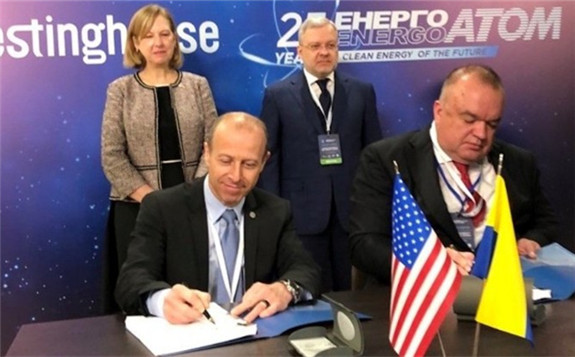 Patrick Fragman (seated left) and Petro Kotin (seated right) sign on behalf of Westinghouse and Energoatom, respectively (Image: Westinghouse)