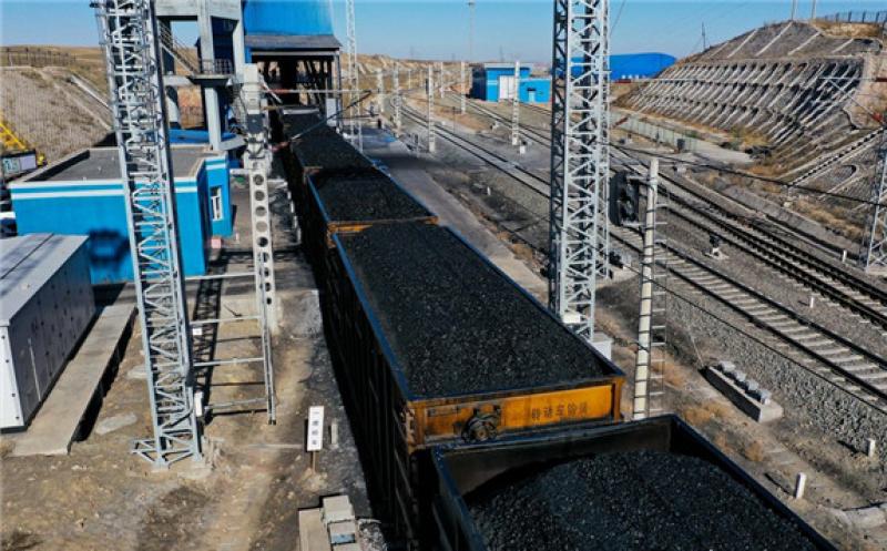 Aerial photo taken on Nov. 23, 2021 shows a train being loaded at a loading station of a coal mine in Erdos, north China's Inner Mongolia Autonomous Region. (Xinhua/Li Zhipeng)