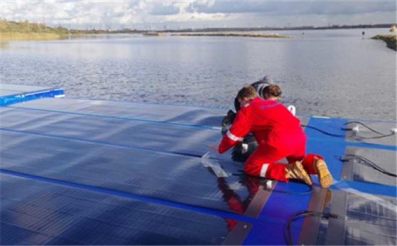Installing the flexible floating panels. Photo: TNO  Read more at DutchNews.nl: