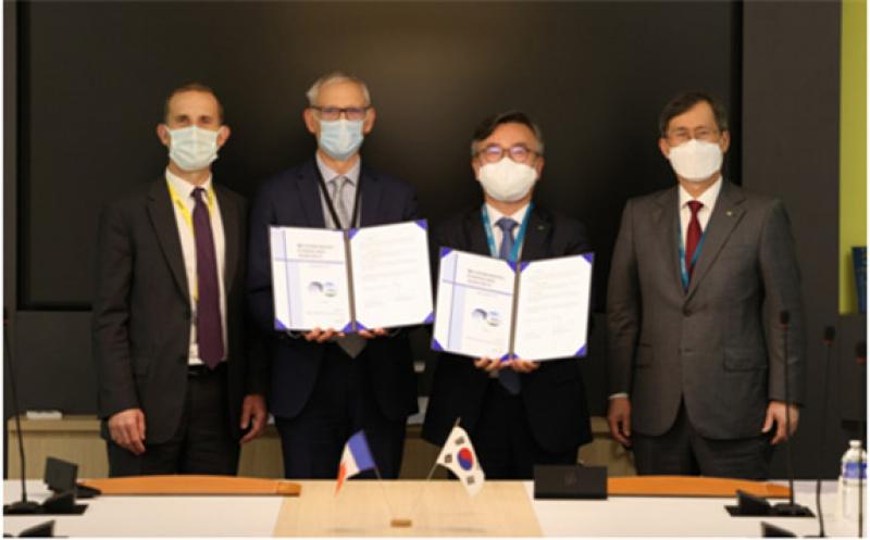 From left are Philippe Knoche, president of Orano, Alan Van der Kruissen, vice president of Orano, Nam Yo-shik, an executive director of KHNP and Chung Jae-hoon, president of KHNP, after revising their agreement on decommissioning nuclear power plants in Paris on Nov. 29 (local time).