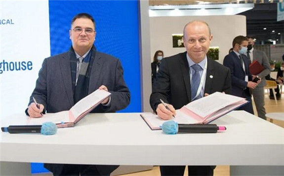 Lewandowski (on the left) and Fragman sign the MoU (Image: Westinghouse)