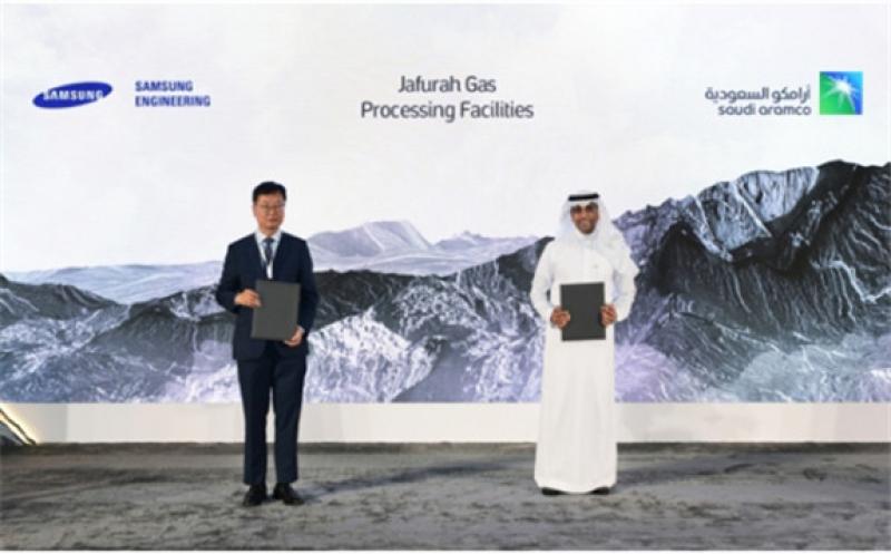 Choi Sung-an (left), president and CEO of Samsung Engineering, and Abdulkarim Al-Ghamdi, a vice president of Aramco in charge of the Jafurah gas development project, pose for a photo after signing a contract