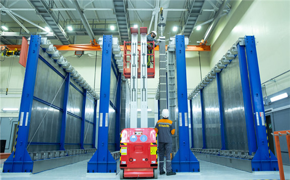 Staff members work at a nuclear fuel assembly plant built by a Chinese-Kazakh joint venture in Ust-Kamenogorsk, Kazakhstan, on Nov 10. The plant is expected to supply 200 metric tons of uranium for fuel assembly annually for 20 years in China. [Photo/Xinhua]