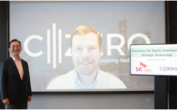 SK Gas president Yun Byeong-seok (left) poses for a photo after signing an equity investment agreement with C-Zero CEO Zach Jones via a teleconferencing system on Dec. 8. 