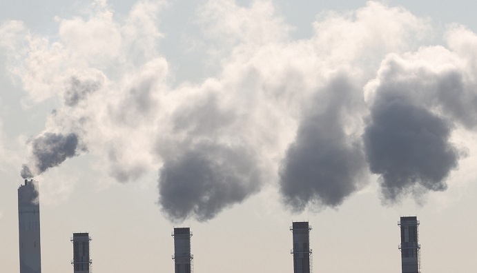 A coal-fire power plant in Incheon, a port city 40 kilometers west of Seoul, generates steam on Dec. 16, 2020. (Yonhap)