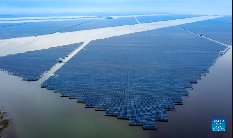 Aerial photo taken on Dec. 15, 2021 shows staff members inspecting a 550 megawatts photovoltaic (PV) power station in Wenzhou, east China's Zhejiang Province. The PV power station in Wenzhou, covering a water area of 4.7 square kilometers, was successfully connected into the grid on Thursday. The project has combined fishery breeding and photovoltaic power generation. (Xinhua)