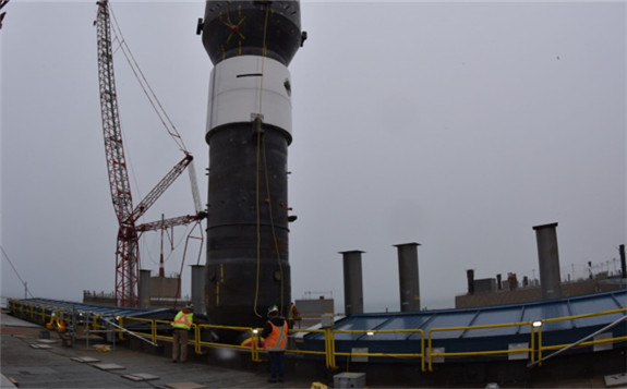  Bruce 6's final steam generator is lifted into place 6 (Image: Bruce Power)