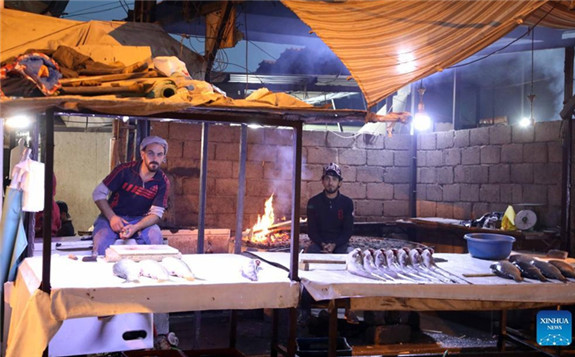 Photo taken on Nov. 29, 2021 shows a fish stall at the al-Midan market in Mosul, Iraq. The market resumed running after its reconstruction and the removal of debris of the destruction by the military operations carried out by the Iraqi forces to expel the militants of the extremist Islamic State (IS) group. (Xinhua/Khalil Dawood)