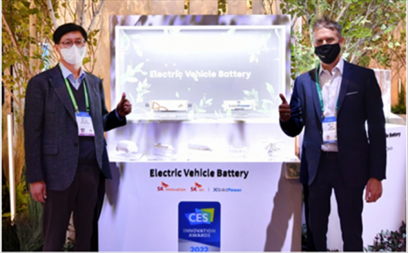 Solid Power CMO Jon Jacobs (right) and Lee Sung-joon, head of the SK Innovation Environmental Research Institute of Science and Technology, pose for a photo at CES 2022.