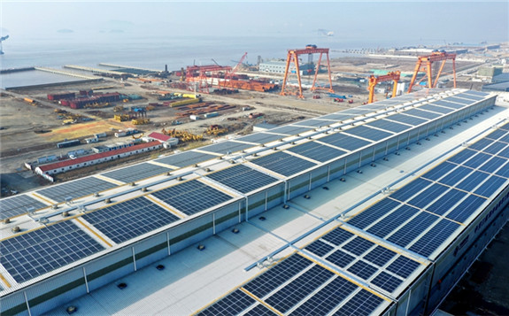 Employees of an electric power company install photovoltaic panels on the roof of a factory in Daishan county, East China's Zhejiang Province, on January 4, 2022. The distributed solar power project, covering an area of 19,580 square meters, can provide 1.62 million kilowatt-hours of electricity annually, saving about 654.64 tons of standard coal and reducing 1,283.4 tons of carbon emissions. Photo: VCG