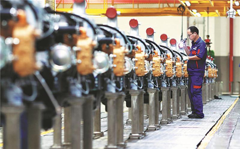 A worker checks engines at a Guangxi Yuchai Machinery Group Co Ltd facility in Yulin, Guangxi Zhuang autonomous region, in September. Yuchai has exported more than 260,000 engines to ASEAN nations by the end of 2021. [Photo provided to China Daily]