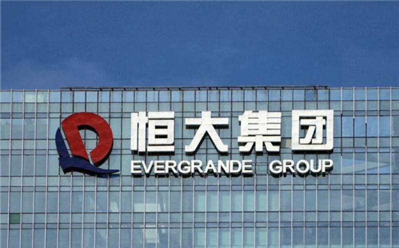 FILE PHOTO: The company logo is seen on the headquarters of China Evergrande Group in Shenzhen, Guangdong province, China September 26, 2021. REUTERS/Aly Song
